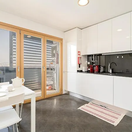 Modern Deco With Balcony Apartment Lisbon